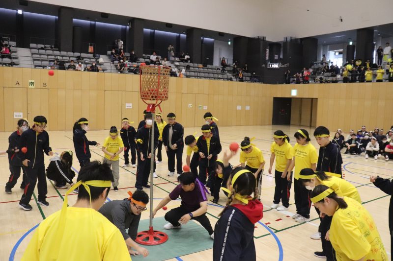 玉入れに挑戦する生徒たち