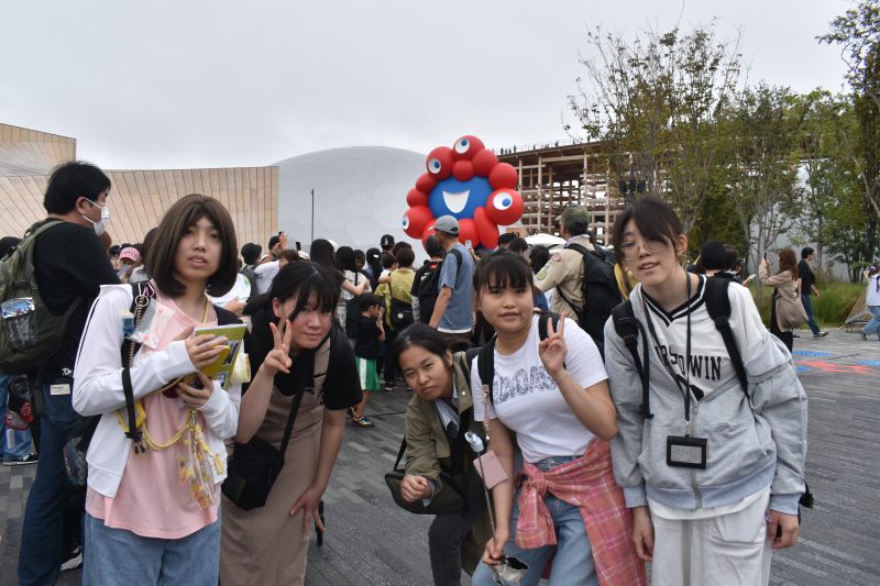 大阪万博で楽しむ生徒たち