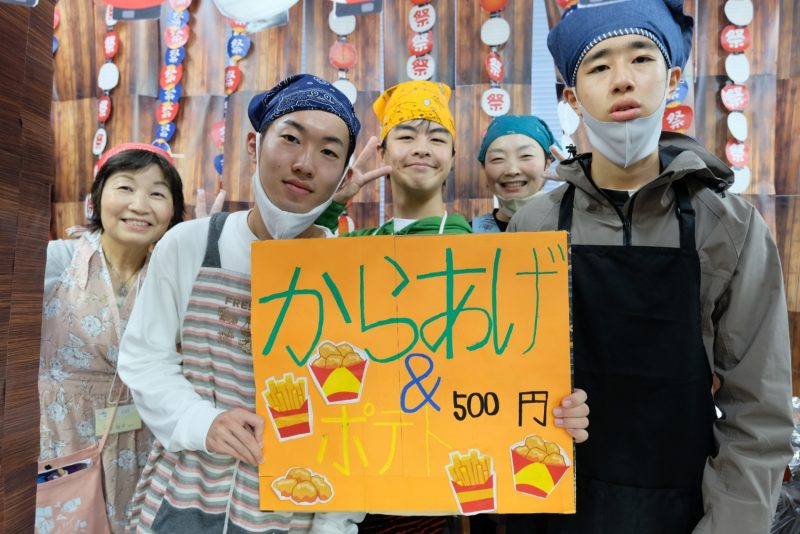 興友祭の展示コーナーを見学する生徒と保護者