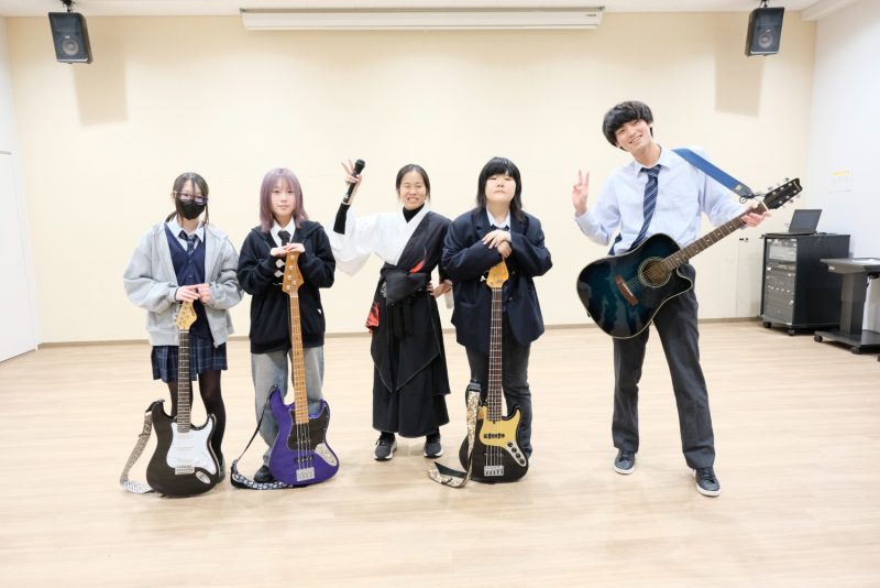 興友祭で仲間と達成感を分かち合う生徒たち