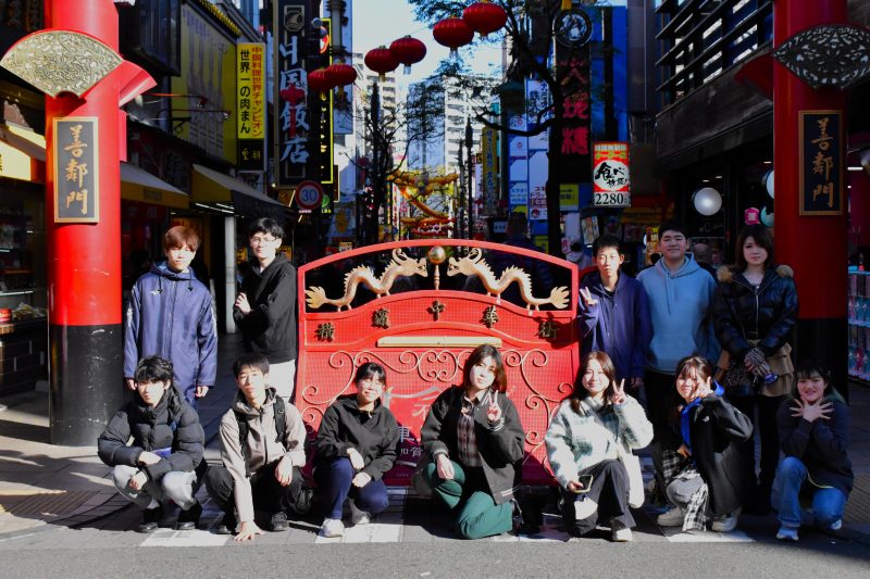 横浜中華街での遠足の様子・生徒たちの散策風景