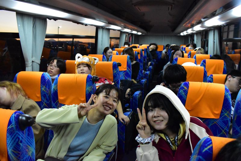 ズーラシアの園内を散策する生徒たちの様子