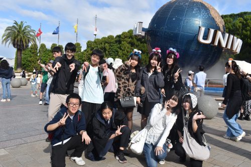 自由参加の修学旅行を楽しむ生徒たちの笑顔