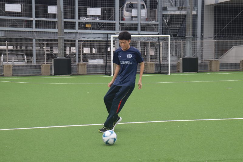 フットサル部の集合写真：コートで笑顔の生徒たち