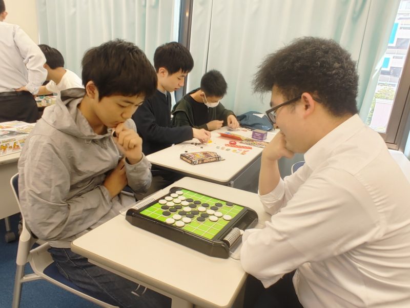 ボードゲーム部の活動風景：机を囲む生徒