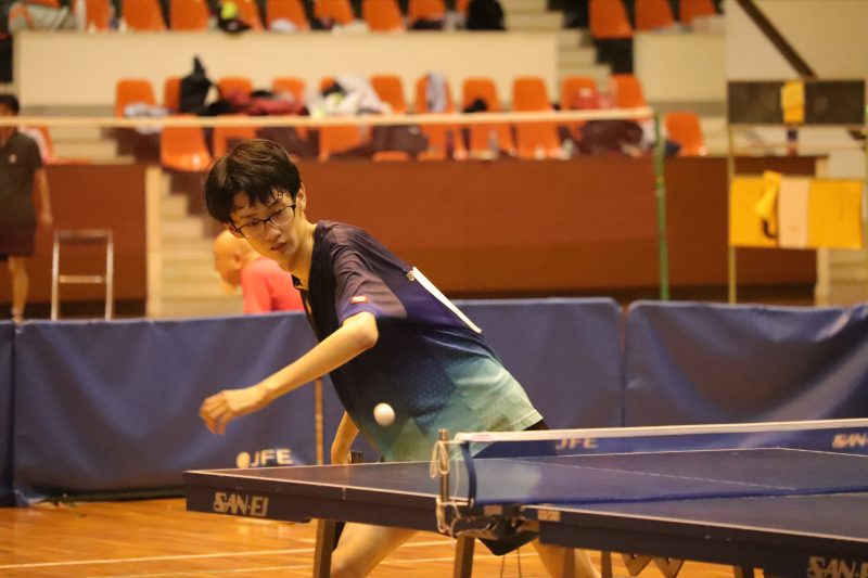 卓球部のラリー風景：スマッシュを打とうとする生徒