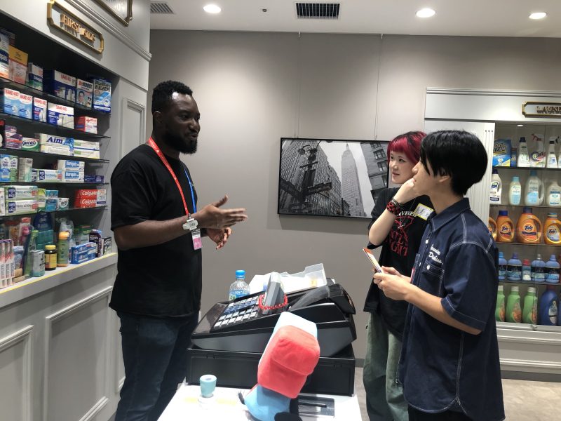 英語部の教室風景：英語で楽しむ生徒たち