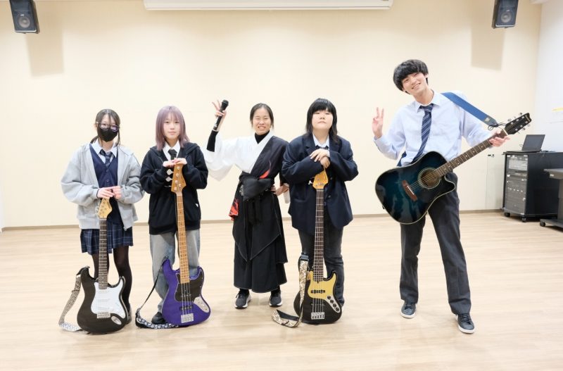 軽音楽部の演奏練習：エレキギターとドラムの練習風景