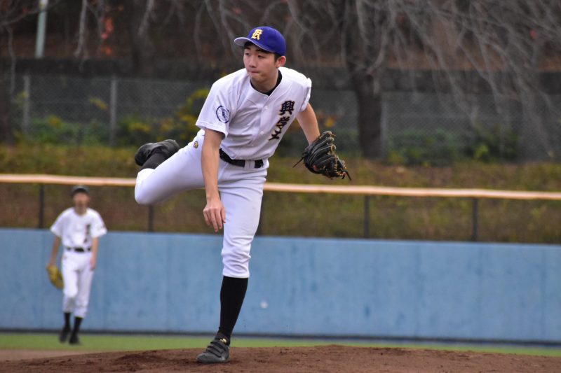 野球部の試合風景：グローブでボールをキャッチする選手