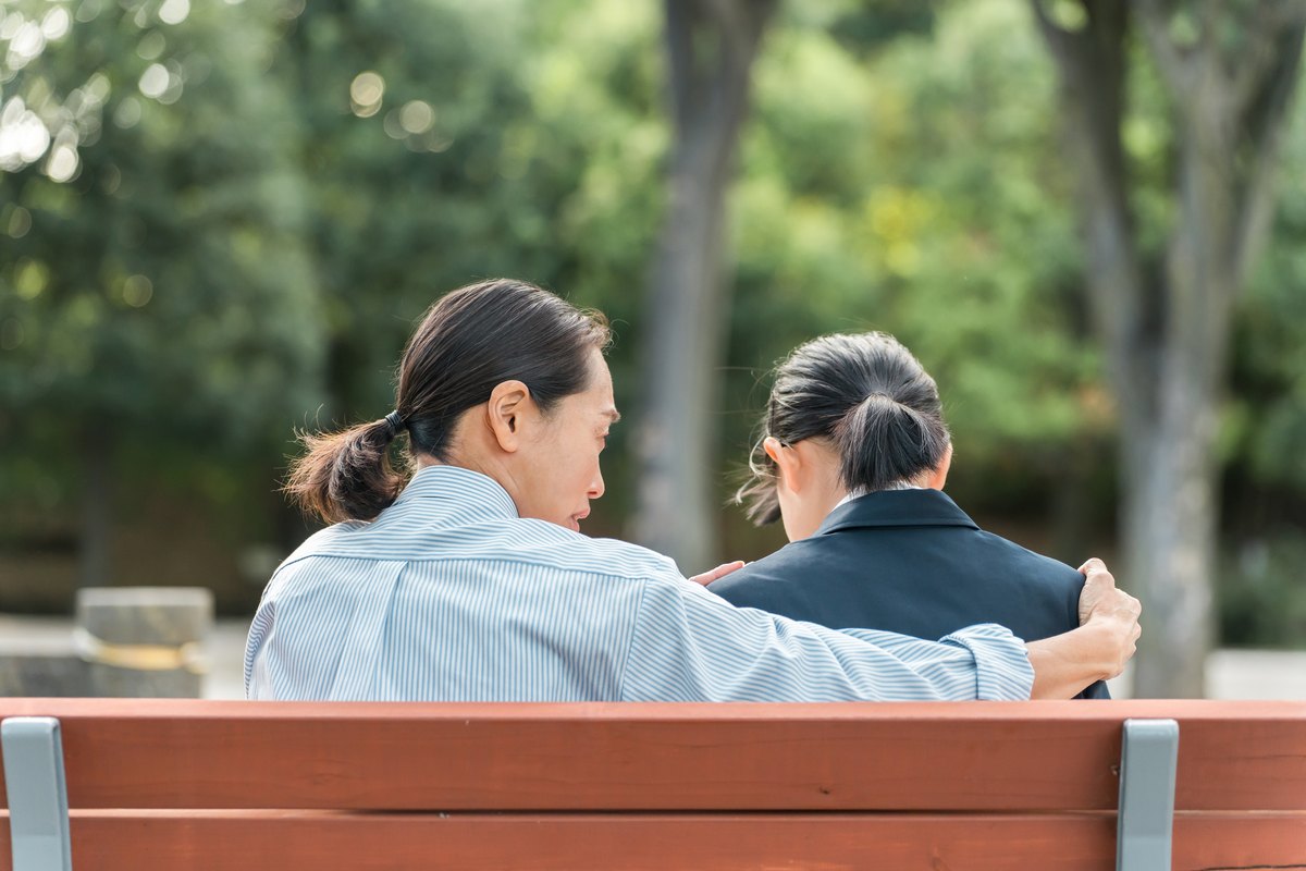 落ち込む高校生に寄り添い、話を聞く大人